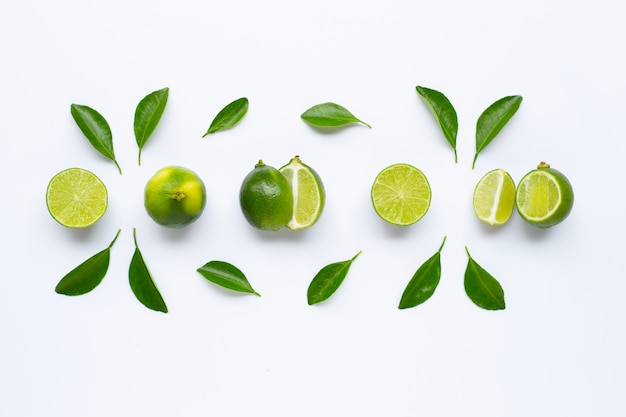 Limes fraîches avec des feuilles isolés sur blanc