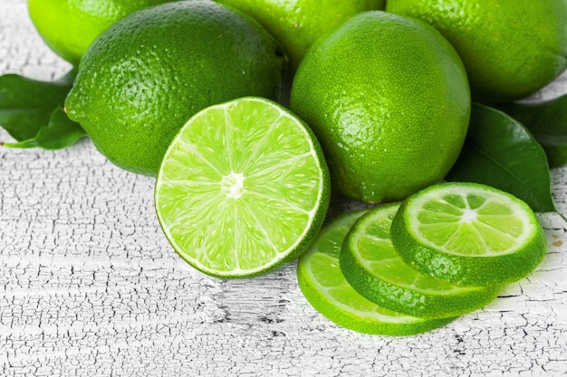 Limes fraîches avec des feuilles