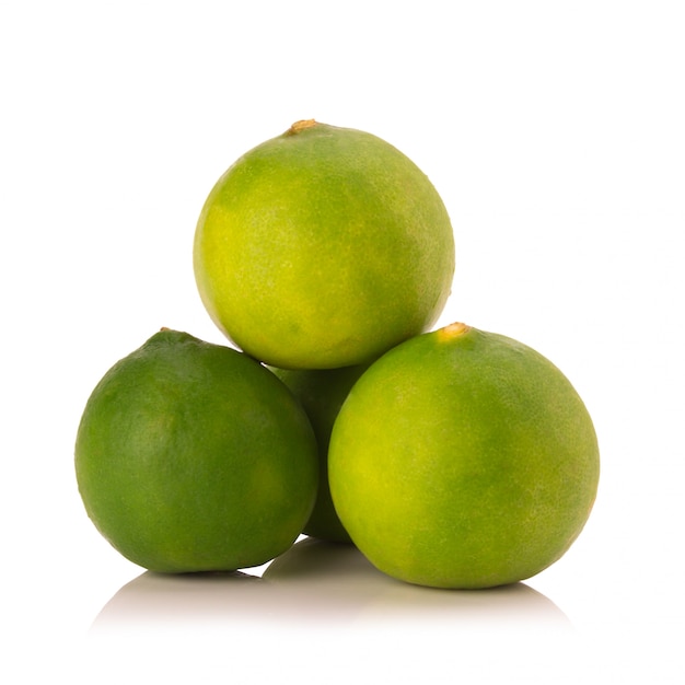 Limes isolé sur fond blanc