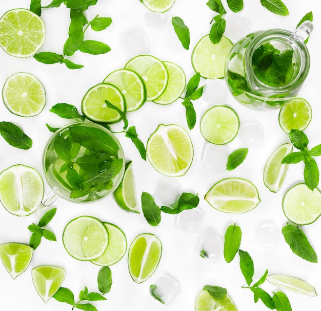 Limes menthe fraîche et glace pour mojito sur fond blanc Vue de dessus