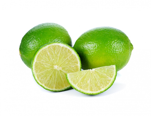 Limes avec moitié isolé sur fond blanc