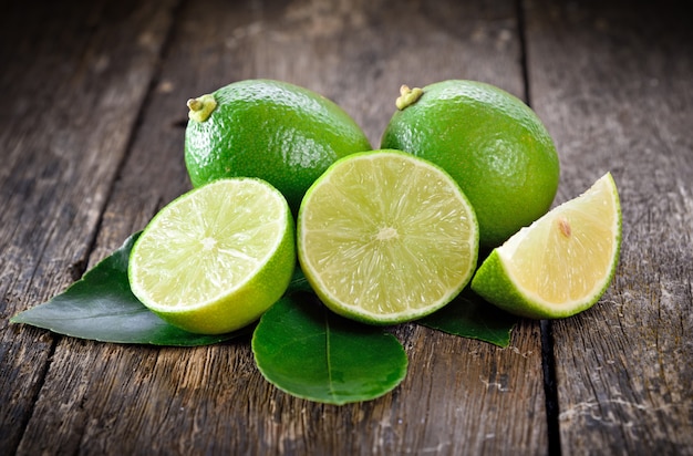 Limes mûres fraîches sur la table en bois.