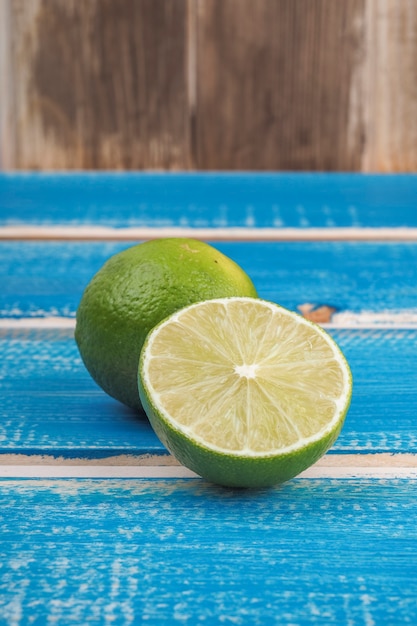Limes mûres sur la table bleue