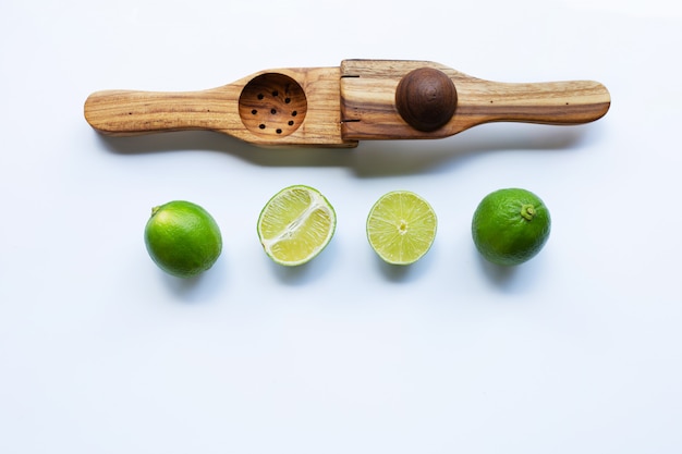 Limes avec presse-citron en bois blanc