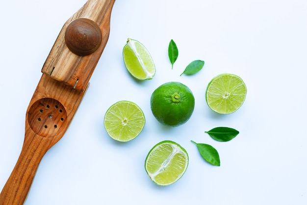 Limes avec presse-citron en bois blanc