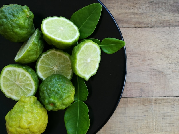 Limes de sangsues fraîches dans un plat noir