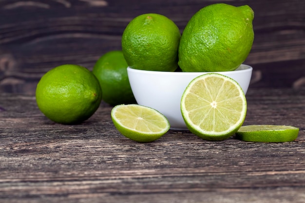 Limes vertes mûres sur la table de la cuisine