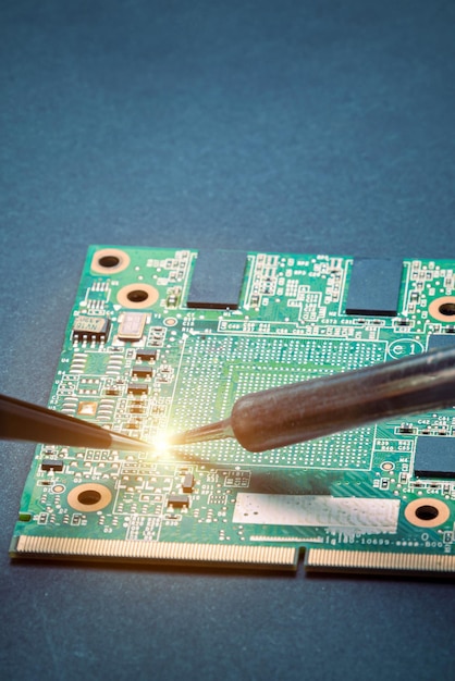 Élimination des dysfonctionnements sur la carte de l'ordinateur portable.Avec un fer à souder et une pince à épiler, nous soudons le microcircuit sur la carte. Fermer