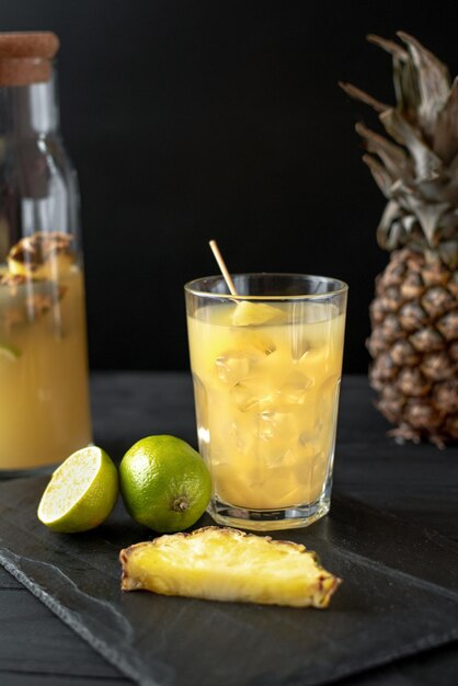 Limonade d'ananas fermenté sur fond noir