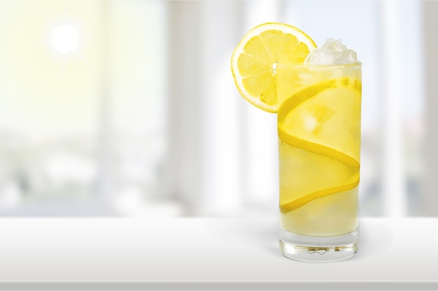 Limonade au citron frais sur le bureau