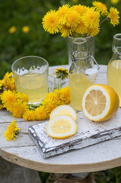 Limonade au citron frais et à la menthe par alésoir de citron