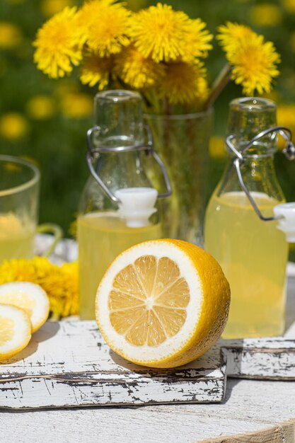 Limonade au citron frais et à la menthe par alésoir de citron