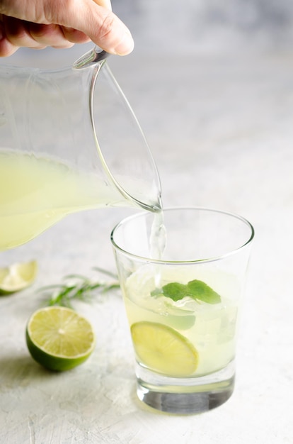 Limonade au citron vert avec des citrons verts et des feuilles de menthe