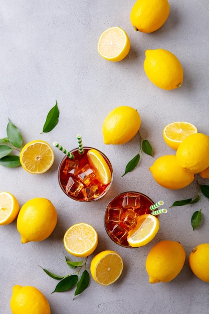 Limonade au thé glacé au citron Fond gris Espace de copie Vue de dessus