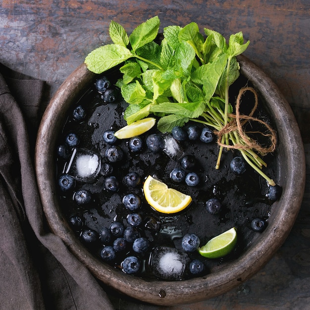 Limonade aux bleuets avec des ingrédients