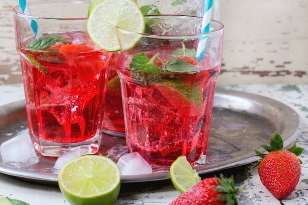 Limonade aux fraises dans un verre