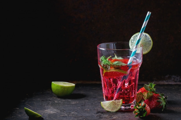 Limonade aux fraises dans un verre