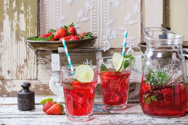 Limonade aux fraises dans un verre