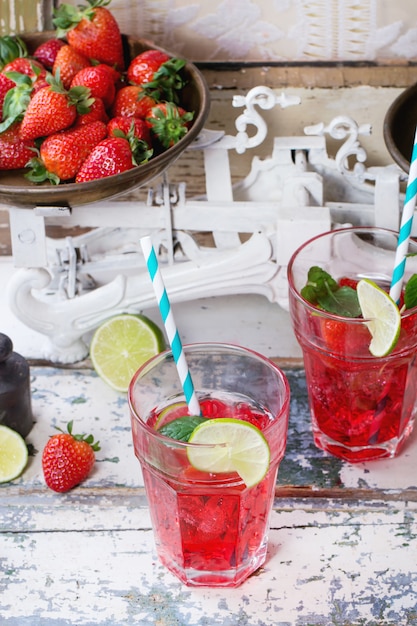 Limonade aux fraises dans un verre