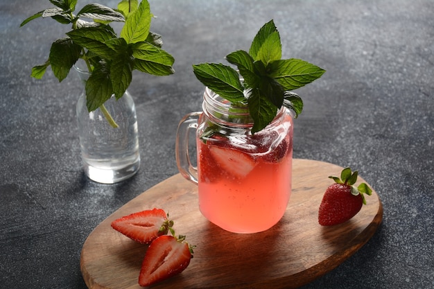 Limonade aux fraises fraîches avec glace et menthe en verre