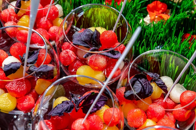 Limonade aux fraises froides en pot Mason isolé sur fond blanc