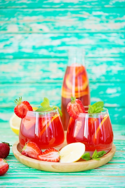 Limonade aux fraises maison sur fond rustique, boisson d'été rafraîchissante, mise au point sélective, espace de copie