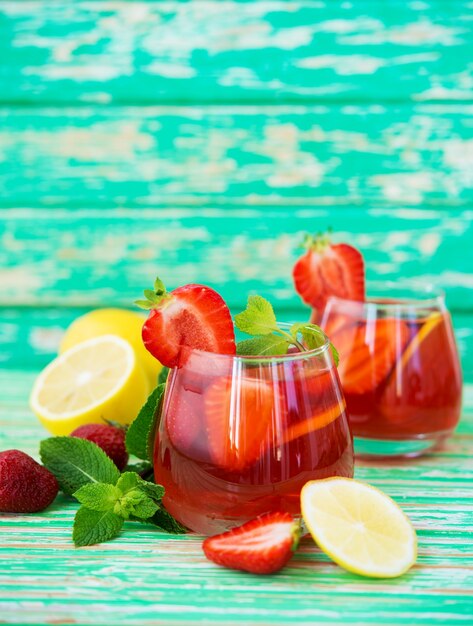 Limonade aux fraises maison sur fond rustique, boisson d'été rafraîchissante, mise au point sélective