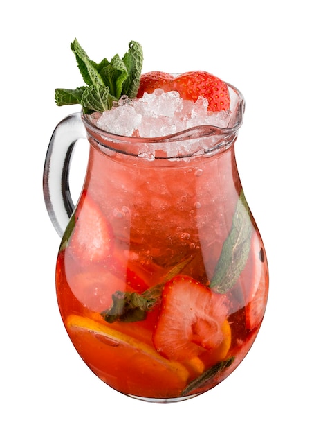 Limonade aux fraises et à la menthe dans un pot en verre sur fond blanc