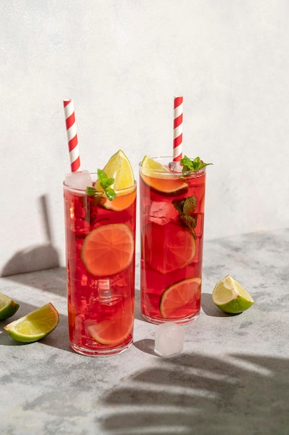 Limonade aux fruits rouges avec menthe fraîche et tranches de citron Lumière du soleil et ombres de feuilles de palmier Boissons d'été