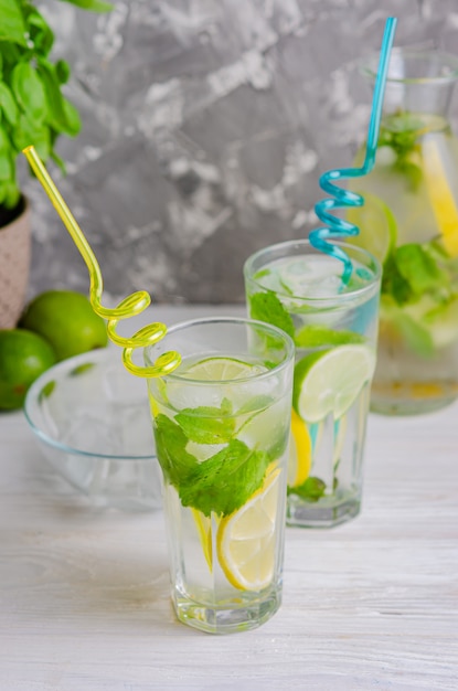 Limonade aux limes et menthe dans des verres