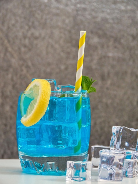 Limonade bleue dans un verre avec de la glace