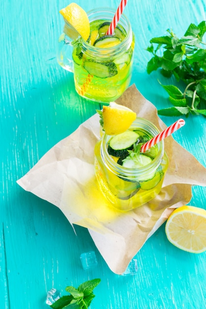 Limonade boire dans un bocal verre sur bois