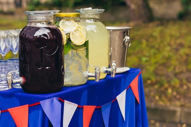 Limonade de boissons non alcoolisées dans un pot lors d'un événement et d'un dîner