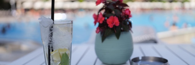 Limonade et boissons non alcoolisées en verre avec de la glace