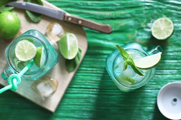 Limonade de citron vert et menthe dans un bocal en verre sur une table