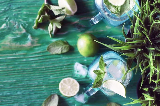 Limonade de citron vert et menthe dans un bocal en verre sur une table