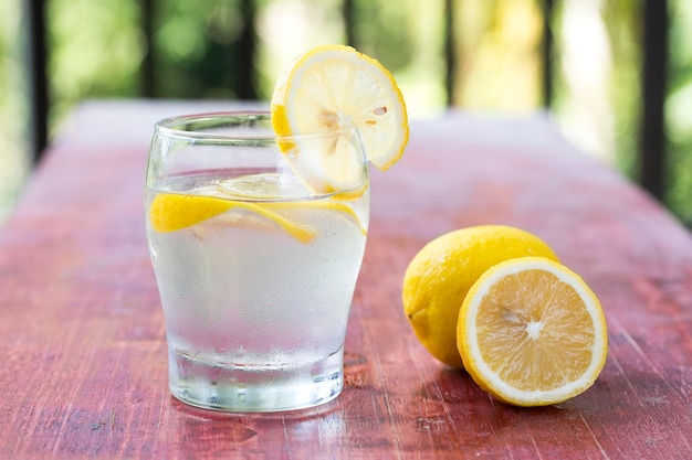 Limonade et citrons frais sur table en bois