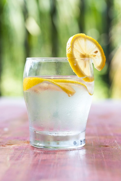 Limonade et citrons frais sur table en bois