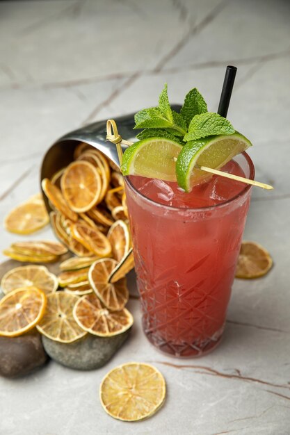 limonade cocktail sans alcool avec citron vert glacé à la menthe sur une table grise