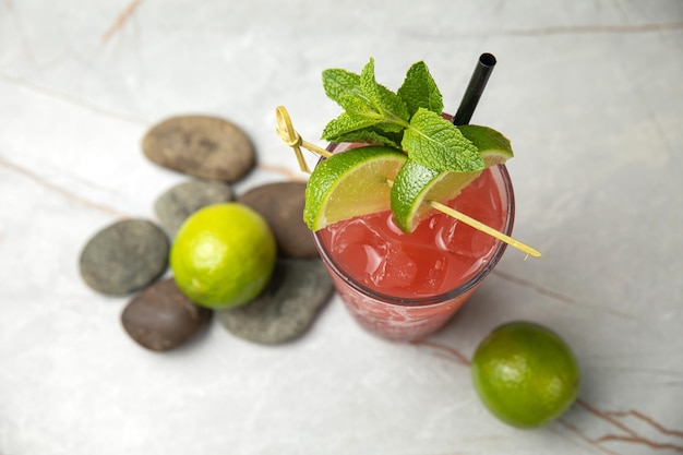 limonade cocktail sans alcool avec citron vert glacé à la menthe sur une table grise