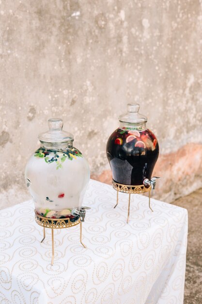 Limonade dans un tonneau en verre flacons pour renverser des boissons limonade