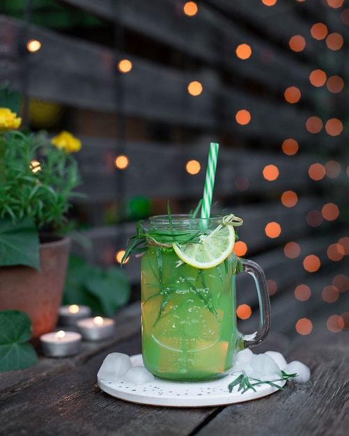 Limonade à l'estragon, citron et glace