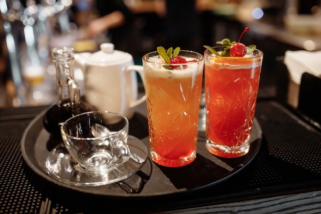 Limonade d'été aux canneberges garnie de menthe et de cerises sur le bar.