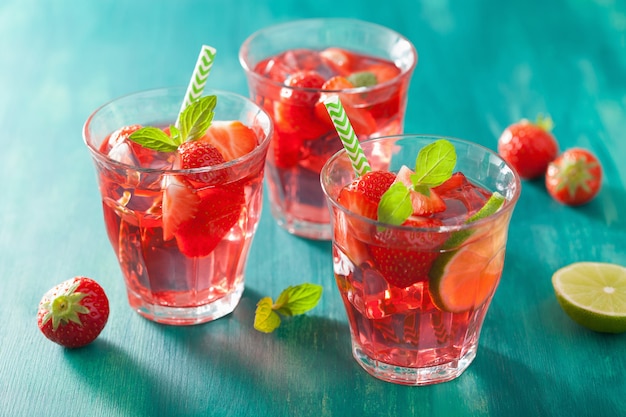 Limonade d'été aux fraises au citron vert et menthe