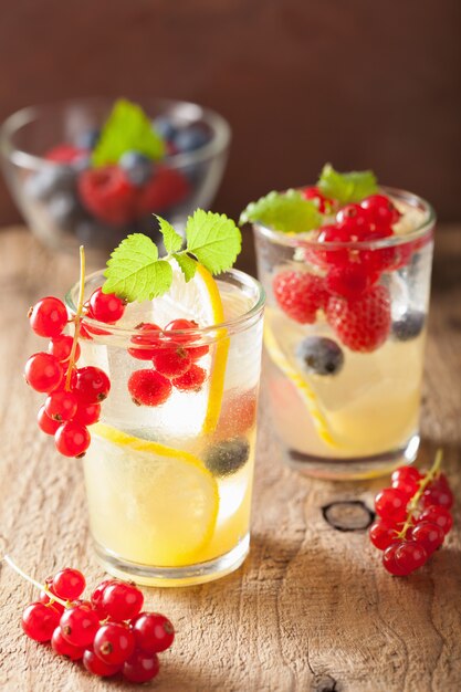 Limonade d'été aux fruits rouges et citron