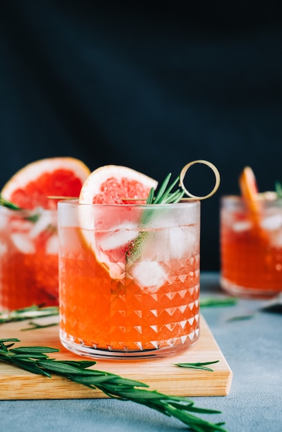 Limonade fraîche au romarin et pamplemousse en verre avec de la glace, boisson d'été.