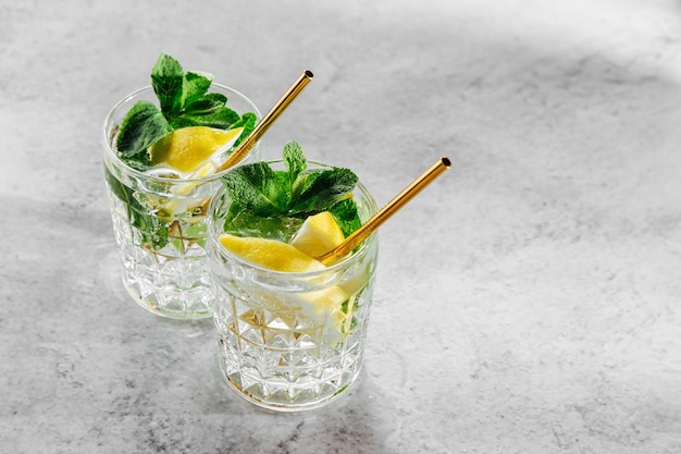 Limonade fraîche aux agrumes avec limes, citrons et menthe. Boissons d'été.