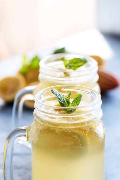 Limonade fraîche dans un pot de tasse avec de la glace et de la menthe