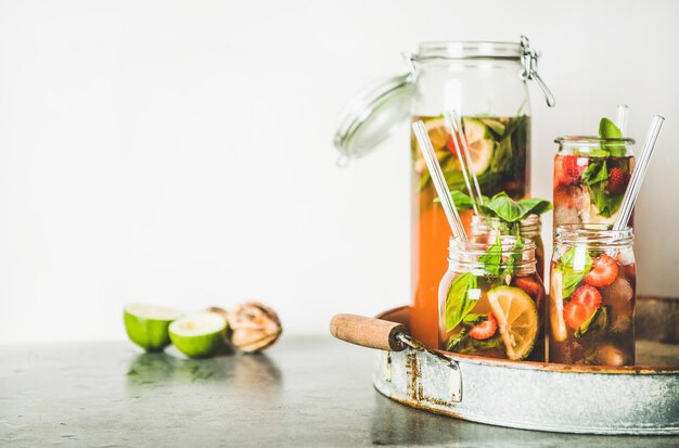 Limonade fraîche faite maison aux fraises et au basilic sur plateau en métal