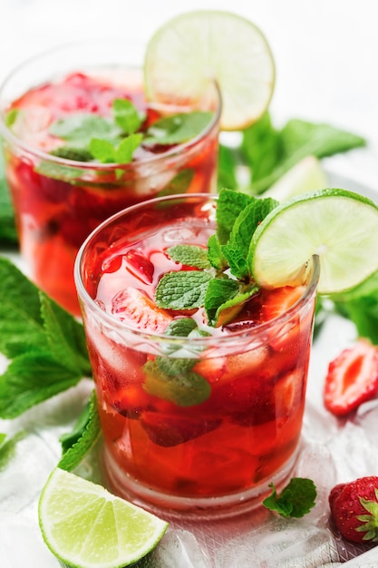 Limonade fraîche faite maison avec fraises, limes et feuilles de menthe